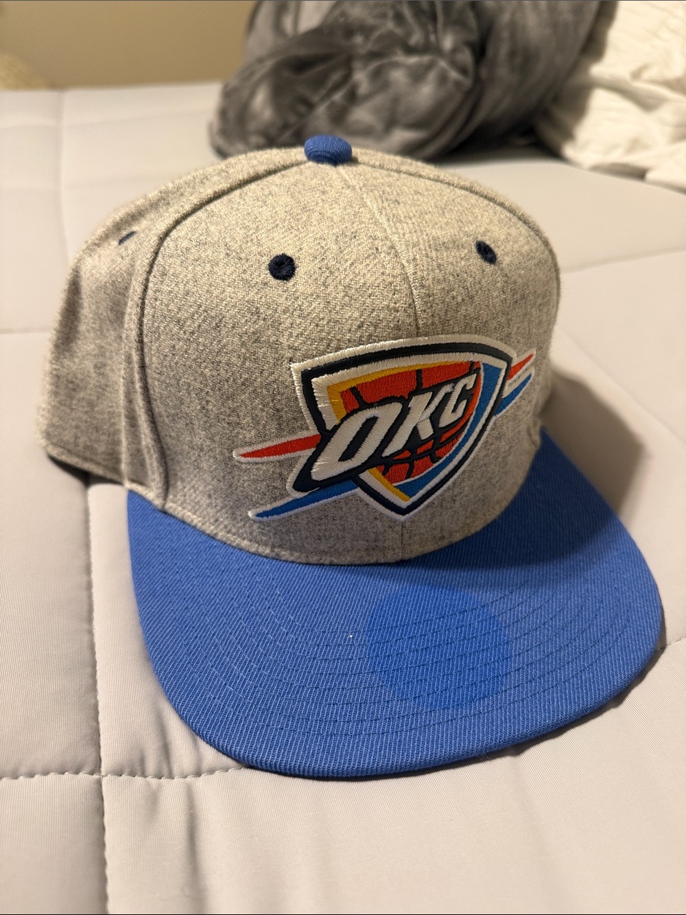 Mitchell & Ness Oklahoma City Thunder Gray Crown with Blue Brim Snapback